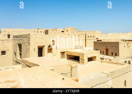 Bahla arabisches Wüstenschloss Fort Innenhof Straßen und Gebäude, Bahla, Oman Stockfoto