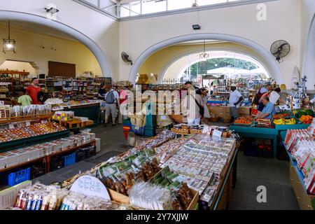 Innenraum der Markthalle in Platia Elefetherias (Freiheitsplatz, Marktplatz) in Kos-Stadt auf der Insel Kos in Griechenland Stockfoto