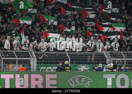 Maskierte Fans bilden während des Spiels der UEFA Champions League im Signal Iduna Park, Dortmund, ein „Free Palestine“-Schild. Bilddatum: Dienstag, 1. Oktober 2024. Stockfoto