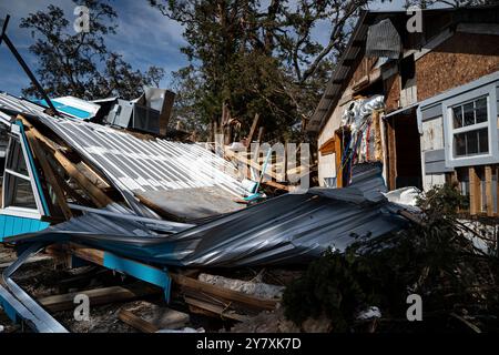 Steinhatchee, Usa. September 2024. Die Überreste von Häusern, die von Trümmern und Schutt umgeben waren, nach dem Hurrikan Helene, 28. September 2024 in Steinhatchee, Florida. Die Region Big Bend erhielt die Hauptlast des massiven Sturms der Kategorie 4, der schätzungsweise 90 % der Häuser und Grundstücke zerstörte. Quelle: Brigida Sanchez/US Army Corps of Engineers/Alamy Live News Stockfoto