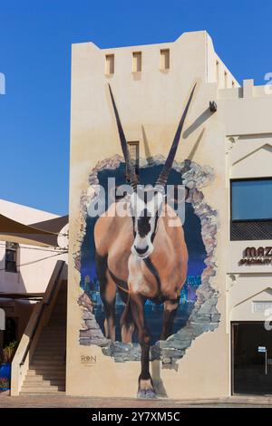 Ein wunderschönes Wandbild eines arabischen Oryx (nationales Tier von Katar) im Katara Cultural Village in Doha, Katar Stockfoto