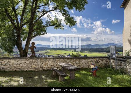 Aussichtsterrasse von der historischen Oberstadt Aach in Hegau mit Blick auf die Vulkankegel Hohentwiel, Hohenkraehen, Maegdeberg und Hohenstoffeln Stockfoto