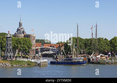 Stadtblick auf Enkhuizen mit Hafeneingang, Leuchtturm und historische Altstadt mit Wehrturm von Drommedaris, ehemaliger Wehrturm, Enkhuizen, NOR Stockfoto