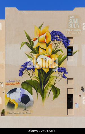 Ein wunderschönes Blumengemälde (Narzissen) und Fußball im Katara Cultural Village in Doha, Katar Stockfoto
