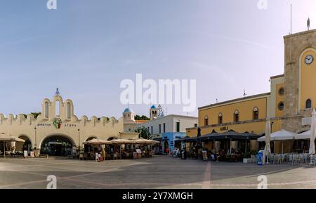 Platia Elefetherias (Freiheitsplatz, Marktplatz) mit Markthalle, Café Aigli (Aegli) und Uhrenturm in Kos-Stadt auf der Insel Kos in Griechenland Stockfoto