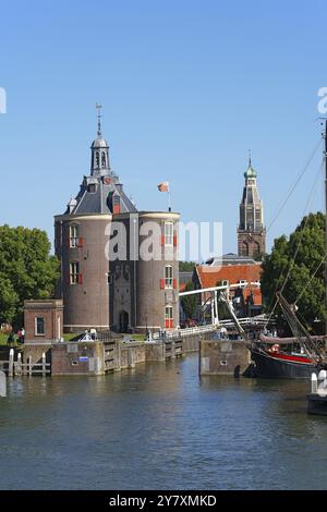 Stadtblick auf Enkhuizen, historische Altstadt mit Wehrturm der Drommedaris, ehemaliger Wehrturm am Hafeneingang und Turm der Zuider Stockfoto