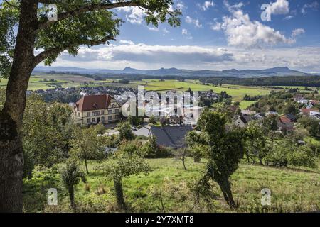 Blick von der Aussichtsterrasse auf die Stadt Aach in Hegau mit Blick auf die Vulkankegel Hohentwiel, Hohenkraehen, Maegdeberg und Hohenstoffeln, d Stockfoto