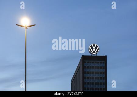 VW-Logo auf dem Markenturm am Konzernsitz Wolfsburg, 29.09.2024. Der Volkswagen Konzern hat für seinen deutschen Konzern Kostensenkungsmaßnahmen angekündigt Stockfoto