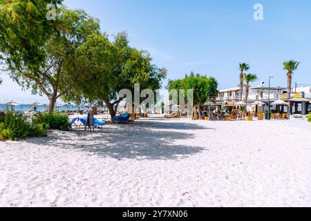 Sandstrand und Promenade mit Tavernen und Cafés in Marmari auf der Insel Kos in Griechenland Stockfoto