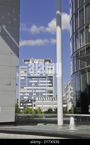 RWE Tower, genannt Power Tower, der Firmensitz von Deutschlands größtem Stromversorger, dahinter der Firmensitz von Evonik Indu Stockfoto