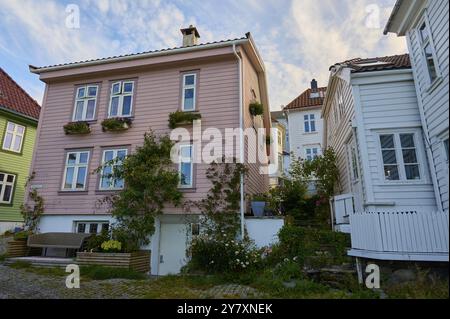 Eine ruhige Kopfsteinpflasterstraße in Bergens Altstadt, mit traditionellen Häusern und sonnigem Sommerwetter, Bergen, Vestland, Norwegen, Europa Stockfoto