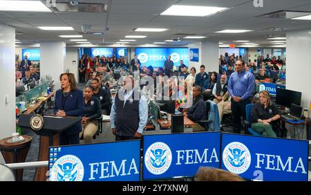 Washington, Usa. 30. September 2024. U. S Vice President Kamala Harris antwortet auf Fragen während eines Besuchs im FEMA-Hauptquartier, um die von Hurrikan Helene betroffenen Menschen zu unterstützen, am 30. September 2024 in Washington, DC Credit: Jenna Converse/FEMA/Alamy Live News Stockfoto