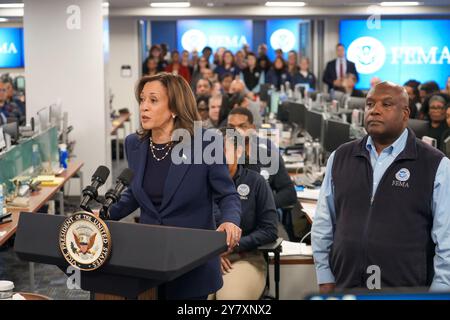 Washington, Usa. 30. September 2024. U. S Vice President Kamala Harris antwortet auf Fragen während eines Besuchs im FEMA-Hauptquartier, um die von Hurrikan Helene betroffenen Menschen zu unterstützen, am 30. September 2024 in Washington, DC Credit: Jenna Converse/FEMA/Alamy Live News Stockfoto