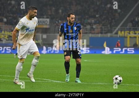 1. Oktober 2024; Stadio San Siro, Mailand, Italien, UEFA Champions League Fußball, Inter Mailand gegen Roter Stern Belgrad; Hakan Calhanoglu vom FC Inter spielt den Ball auswärts Stockfoto