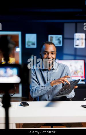 afroamerikaner filmt Techniklehrbuch, wie man Tastenkappen auf einer defekten Tastatur ersetzt. Technologie-Internet zeigen Host-Teilnehmer, wie sie Computer-Peripheriegeräte reparieren können Stockfoto