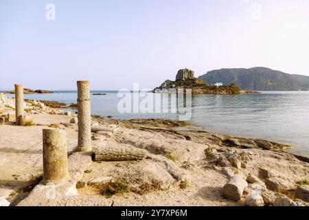 Frühchristliche Basilika von Agios Stefanos mit Blick auf die Insel Kastri mit der Kapelle von Agios Nikolaos, die Bucht von Kefalos und Agios Stefano Stockfoto