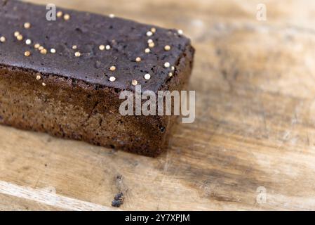 Nahaufnahme eines frisch gebackenen Roggenbrotes. Dies ist ein weizenfreies Roggenbrot, das im Sauerteigbrot-Stil hergestellt wird. Stockfoto