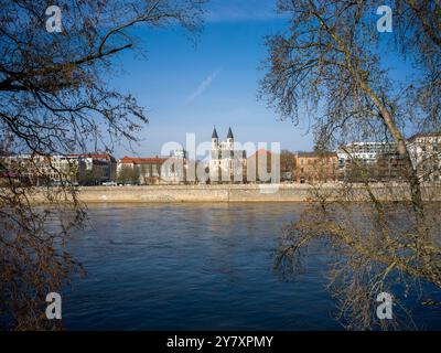 Blick über die Elbe zum Kloster unserer Lieben Frau, Magdeburg, Sachsen-Anhalt, Mitteldeutschland, Deutschland, Europa Stockfoto