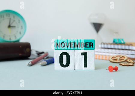 Ewiger Kalender aus Holz, der den 1. November zeigt Stockfoto