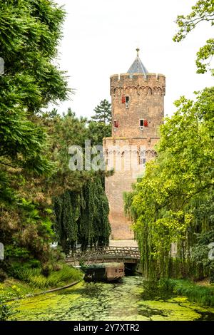 Der Kruittoren (Pulverturm) und ein See im wunderschönen Kronenburgpark in Nijmegen, Niederlande. Stockfoto