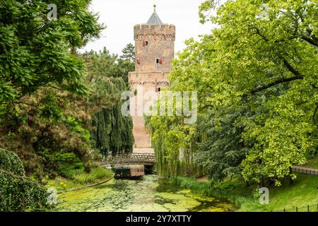 Der Kruittoren (Pulverturm) und ein See im wunderschönen Kronenburgpark in Nijmegen, Niederlande. Stockfoto