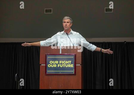 San Marcos, Usa. Oktober 2024. BETO O'ROURKE, ehemaliger Senatskandidat, spricht während unseres Kampfes, unserer zukünftigen progressiven Studentenversammlung an der Texas State University am 1. Oktober 2024. Mehrere hundert Studenten hörten den demokratischen Stars zu, die im November für ein Harris-Walz-Präsidentschaftsticket plädierten. Quelle: Bob Daemmrich/Alamy Live News Stockfoto