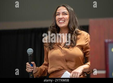 San Marcos, Usa. Oktober 2024. Die demokratische US-Kongressabgeordnete ALEXANDRIA OCASIO-CORTEZ spricht am 1. Oktober 2024 an der Texas State University mit der Menge während eines unseren Kampfes. Mehrere hundert Studenten hörten den demokratischen Stars zu, die im November für ein Harris-Walz-Präsidentschaftsticket plädierten. Quelle: Bob Daemmrich/Alamy Live News Stockfoto