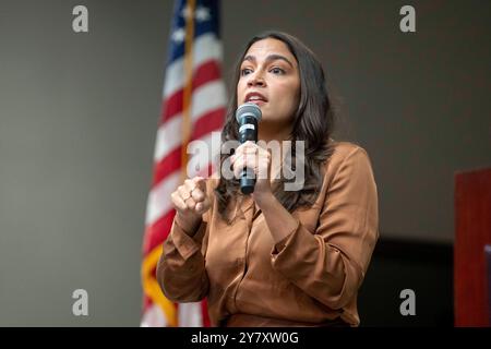 San Marcos, Usa. Oktober 2024. Die demokratische US-Kongressabgeordnete ALEXANDRIA OCASIO-CORTEZ spricht am 1. Oktober 2024 an der Texas State University mit der Menge während eines unseren Kampfes. Mehrere hundert Studenten hörten den demokratischen Stars zu, die im November für ein Harris-Walz-Präsidentschaftsticket plädierten. Quelle: Bob Daemmrich/Alamy Live News Stockfoto