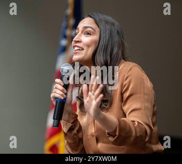 San Marcos, Usa. Oktober 2024. Die demokratische US-Kongressabgeordnete ALEXANDRIA OCASIO-CORTEZ spricht am 1. Oktober 2024 an der Texas State University mit der Menge während eines unseren Kampfes. Mehrere hundert Studenten hörten den demokratischen Stars zu, die im November für ein Harris-Walz-Präsidentschaftsticket plädierten. Quelle: Bob Daemmrich/Alamy Live News Stockfoto