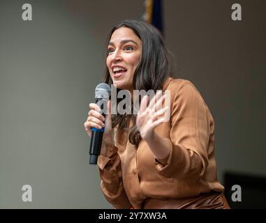 San Marcos, Usa. Oktober 2024. Die demokratische US-Kongressabgeordnete ALEXANDRIA OCASIO-CORTEZ spricht am 1. Oktober 2024 an der Texas State University mit der Menge während eines unseren Kampfes. Mehrere hundert Studenten hörten den demokratischen Stars zu, die im November für ein Harris-Walz-Präsidentschaftsticket plädierten. Quelle: Bob Daemmrich/Alamy Live News Stockfoto