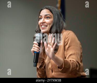 San Marcos, Usa. Oktober 2024. Die demokratische US-Kongressabgeordnete ALEXANDRIA OCASIO-CORTEZ spricht am 1. Oktober 2024 an der Texas State University mit der Menge während eines unseren Kampfes. Mehrere hundert Studenten hörten den demokratischen Stars zu, die im November für ein Harris-Walz-Präsidentschaftsticket plädierten. Quelle: Bob Daemmrich/Alamy Live News Stockfoto