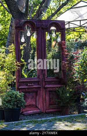 Alte Schnitzereien Vintage Türen im Park als Gartendekoration Stockfoto