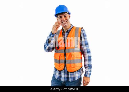 Der Bauarbeiter trägt eine orange reflektierende Weste und einen blauen Helm, passt seine Schutzbrille an und unterstreicht die Bedeutung der Schutzausrüstung auf dem t Stockfoto