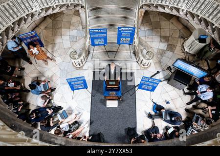 New York City, Usa. Oktober 2024. Der Bürgermeister von New York, Eric Adams (D), spricht auf einer Pressekonferenz im Rathaus von New York. Quelle: SOPA Images Limited/Alamy Live News Stockfoto