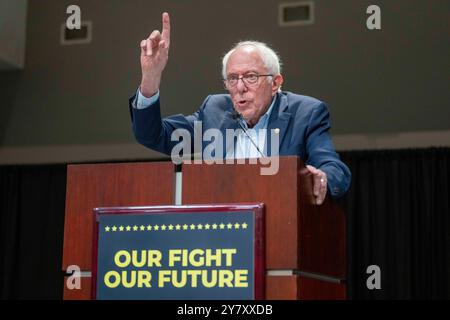 San Marcos, Tx, USA. Oktober 2024. US-Senatorin BERNIE SANDERS spricht während eines unseren Kampfes, unserer zukünftigen Get-out-the-Vote-Progressive Studentenversammlung an der Texas State University am 1. Oktober 2024. Mehrere hundert Studenten hörten den demokratischen Stars zu, die im November für ein Harris-Walz-Präsidentschaftsticket plädierten. (Kreditbild: © Bob Daemmrich/ZUMA Press Wire) NUR REDAKTIONELLE VERWENDUNG! Nicht für kommerzielle ZWECKE! Stockfoto