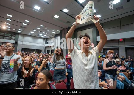 San Marcos, Tx, USA. Oktober 2024. Ein Student jubelt während unseres Kampfes, unserer zukünftigen Get-out-the-Vote-Progressive Studentenversammlung an der Texas State University am 1. Oktober 2024. Mehrere hundert Studenten hörten den demokratischen Stars zu, die im November für ein Harris-Walz-Präsidentschaftsticket plädierten. (Kreditbild: © Bob Daemmrich/ZUMA Press Wire) NUR REDAKTIONELLE VERWENDUNG! Nicht für kommerzielle ZWECKE! Stockfoto