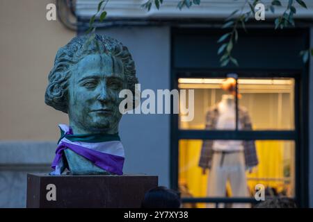 Madrid, Spanien. Oktober 2024. Eine Statue von Clara Campoamor ist während einer feministischen Demonstration in Madrid zu sehen. Das Madrider Forum gegen Gewalt gegen Frauen hat zu einer Kundgebung in Madrid aufgerufen, um den dreiundneunzigsten Jahrestag der Zustimmung zum Frauenwahlrecht in Spanien zu begehen. Am 1. Oktober 1931 genehmigte der Abgeordnetenkongress das Wahlrecht für spanische Frauen, dank der unermüdlichen Arbeit vieler Frauen und Männer, insbesondere der von Clara Campoamor, Rechtsanwältin, Schriftstellerin, Politikerin und Verteidigerin der Frauenrechte. Quelle: SOPA Images Limited/Alamy Live News Stockfoto