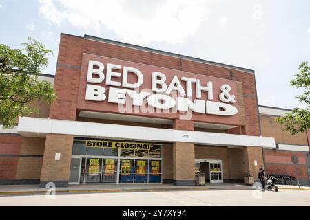 Overland Park, Kansas, USA - 17. Juni 2023: Shopper betreten ein Closing Bed Bath and Beyond Store. Stockfoto