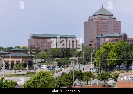 Overland Park, Kansas, USA - 17. Juni 2023: Die Gebäude der Skyline der Innenstadt werden vom Morgen beleuchtet. Stockfoto