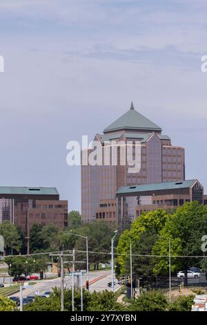 Overland Park, Kansas, USA - 17. Juni 2023: Die Gebäude der Skyline der Innenstadt werden vom Morgen beleuchtet. Stockfoto