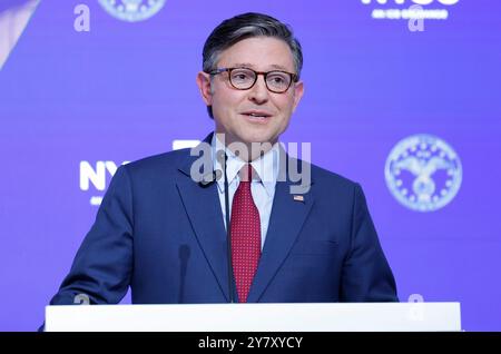 New York, Usa. Oktober 2024. Mike Johnson spricht am Dienstag, den 1. Oktober 2024, an der New Yorker Börse an der Wall Street in New York City. Foto: John Angelillo/UPI Credit: UPI/Alamy Live News Stockfoto