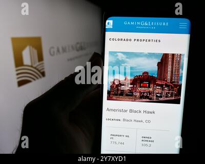 Deutschland. September 2024. In dieser Fotoabbildung hält eine Person ein Mobiltelefon mit der Webseite des US-Immobilienunternehmens Gaming and Leisure Properties Inc. Mit dem Logo. (Credit Image: © Timon Schneider/SOPA Images via ZUMA Press Wire) NUR REDAKTIONELLE VERWENDUNG! Nicht für kommerzielle ZWECKE! Stockfoto