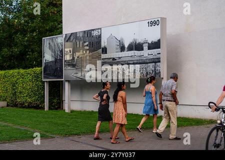 Berlin Deutschland 2024: Die Gedenkstätte Berliner Mauer in der Bernauer Straße bietet zahlreiche Relikte und Informationen zur Geschichte. Stockfoto