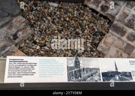 Berlin Deutschland 2024: Die Gedenkstätte Berliner Mauer in der Bernauer Straße bietet zahlreiche Relikte und Informationen zur Geschichte. Stockfoto