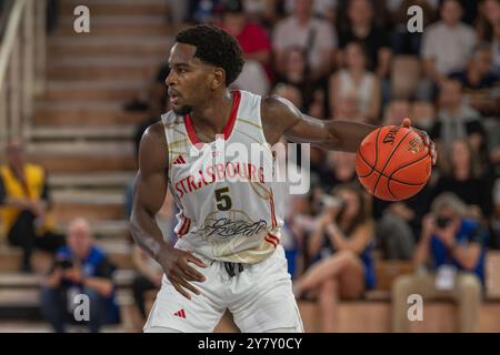 Monaco, Monaco. September 2024. Strassburger Spieler Nr. 5 Dominic Artis wurde während des Spiels zwischen AS Monaco und SIG Strasbourg in Salle Gaston Medecin in Aktion gesehen. Endergebnis ALS Monaco 77 - 65 SIG Strasbourg. Quelle: SOPA Images Limited/Alamy Live News Stockfoto