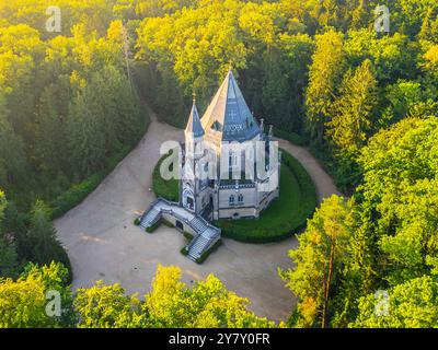 Das Schwarzenberg-Grab in Domanin in der Nähe von Trebon bietet atemberaubende Architektur inmitten eines dichten Waldes. Die ruhige Umgebung unterstreicht die historische Bedeutung und Schönheit des Grabes bei Tageslicht. Stockfoto