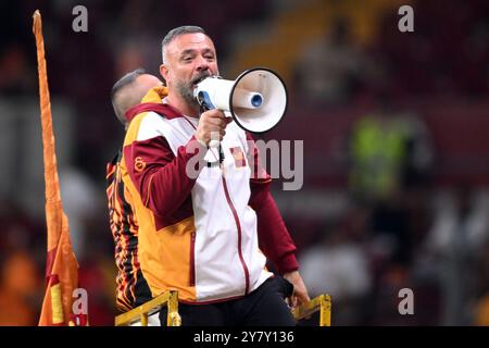 ISTANBUL: Galatasaray-Fans beim Spiel der UEFA Europa League zwischen Galatasaray SK und PAOK FC im Ali Sami Yen Spor Kompleksi Stadion am 25. September 2024 in Istanbul. ANP | Hollandse Hoogte | GERRIT VAN KEULEN Stockfoto