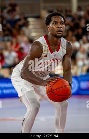 Monaco, Monaco. September 2024. Strassburger Spieler Nr. 5 Dominic Artis wurde während des Spiels zwischen AS Monaco und SIG Strasbourg in Salle Gaston Medecin in Aktion gesehen. Endergebnis ALS Monaco 77 - 65 SIG Strasbourg. Quelle: SOPA Images Limited/Alamy Live News Stockfoto