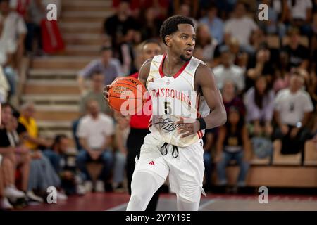 Monaco, Monaco. September 2024. Strassburger Spieler Nr. 5 Dominic Artis wurde während des Spiels zwischen AS Monaco und SIG Strasbourg in Salle Gaston Medecin in Aktion gesehen. Endergebnis ALS Monaco 77 - 65 SIG Strasbourg. Quelle: SOPA Images Limited/Alamy Live News Stockfoto