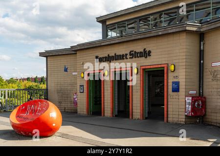Berlin Deutschland 2024: Der Grenzübergang Bornholmer Straße an der Bösebrücke wurde erstmals nach dem Mauerfall am 9. November 1989 eröffnet. Stockfoto